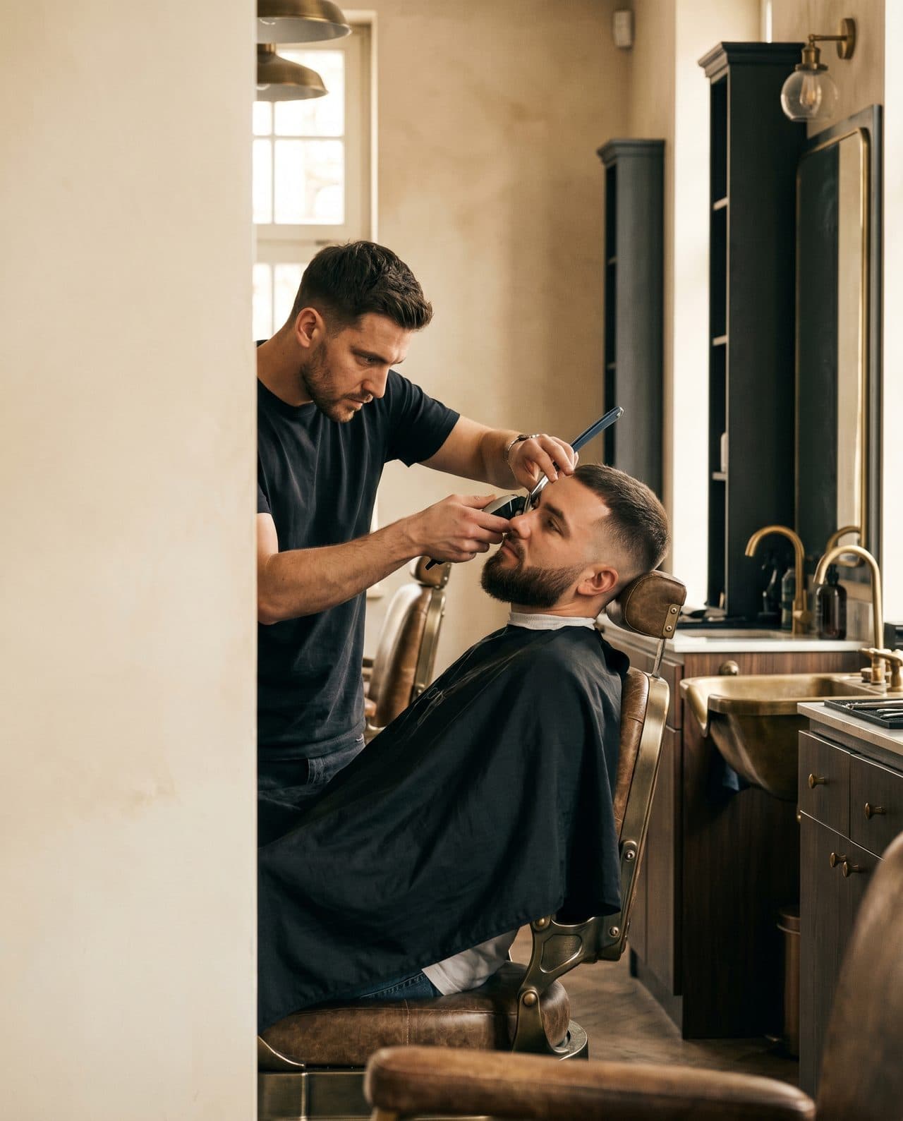 Barber bei einem präzisen Konturschnitt in einem modernen Barbershop