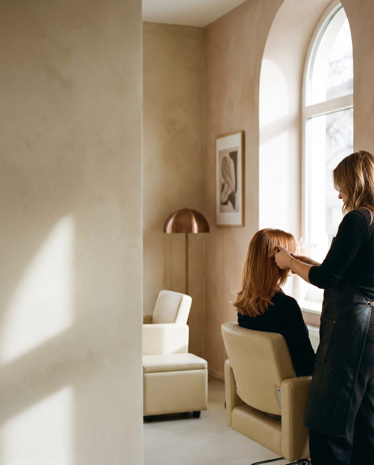 Stylistin bei der Arbeit in einem hellen, modernen Friseursalon